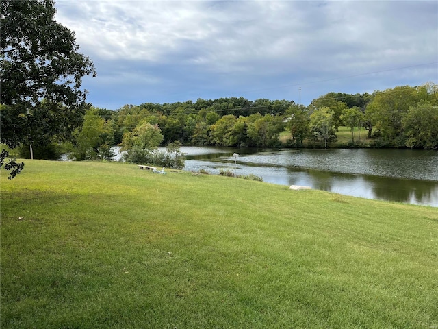 view of yard featuring a water view