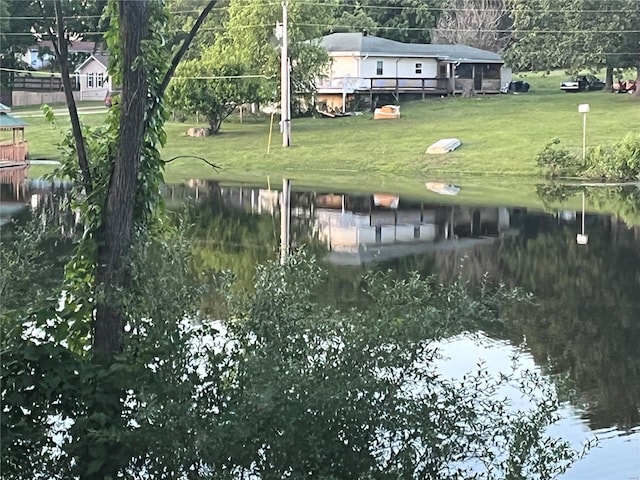 view of yard featuring a water view