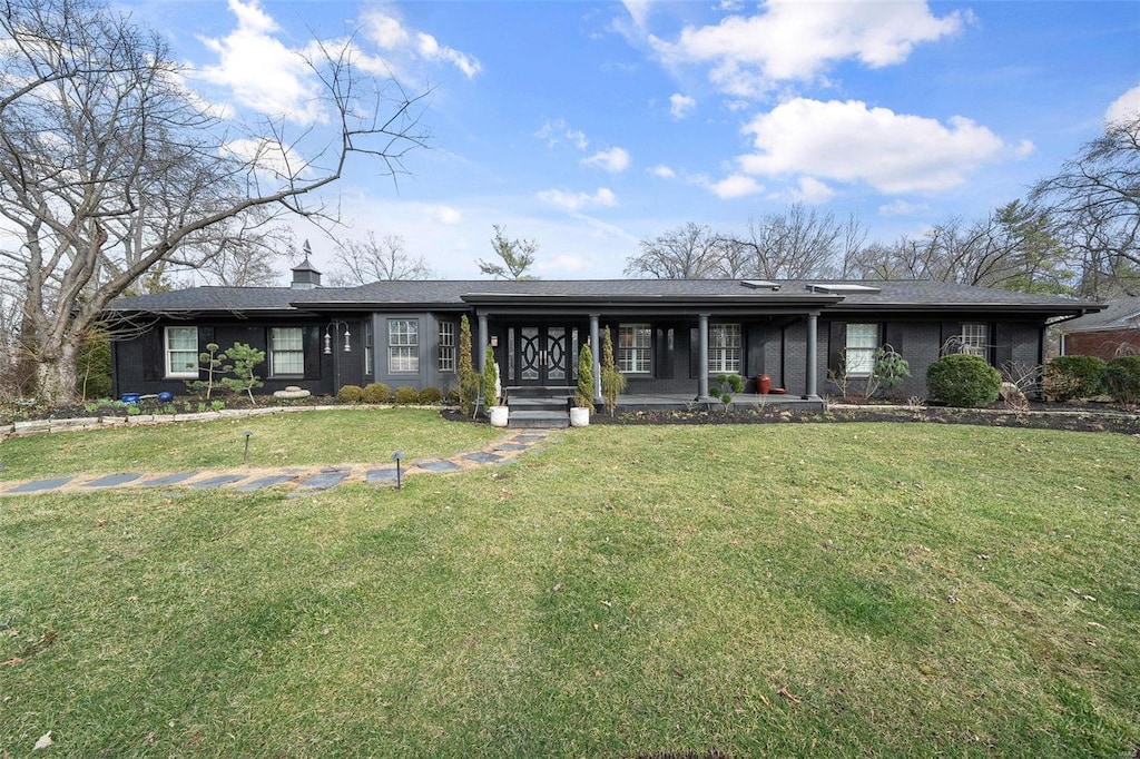 view of front of house featuring a front lawn