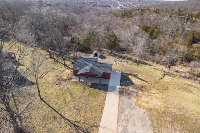 birds eye view of property featuring a wooded view