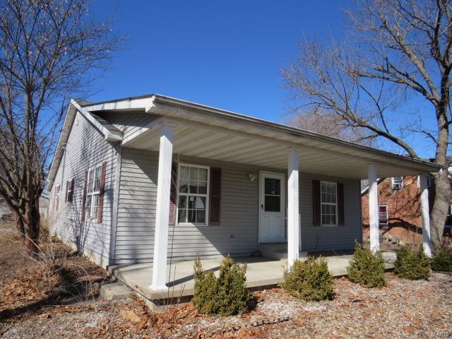 view of front of property featuring covered porch