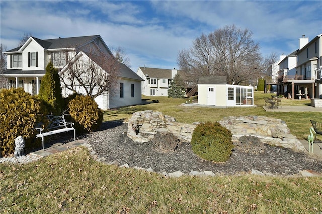 view of yard with an outbuilding