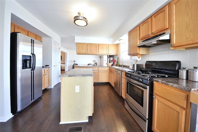 kitchen featuring dark wood-style floors, stainless steel appliances, visible vents, decorative backsplash, and under cabinet range hood