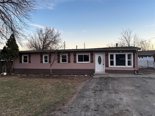 view of front of property featuring a front yard and fence