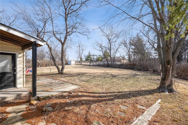 view of yard with an outdoor structure and a storage shed