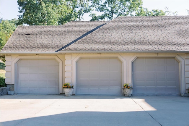 view of detached garage