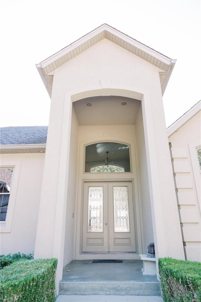 property entrance featuring stucco siding