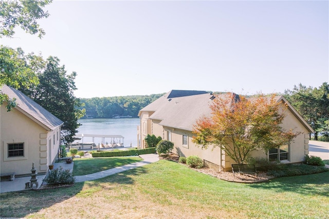 view of yard featuring a water view