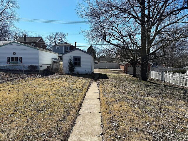 view of yard with an outbuilding and fence