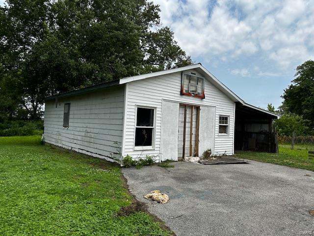 view of outdoor structure with an outbuilding