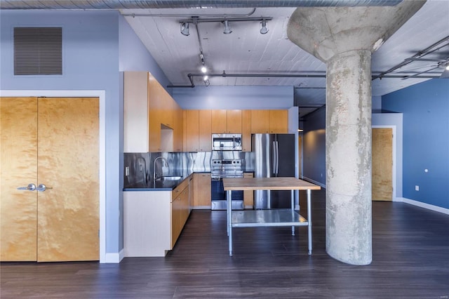 kitchen featuring dark wood-type flooring, visible vents, stainless steel appliances, and a sink