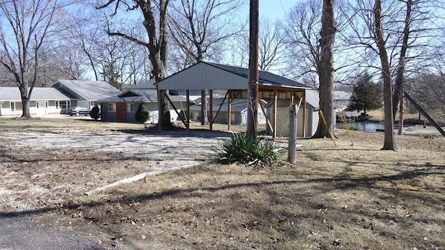 view of yard with an outbuilding and driveway