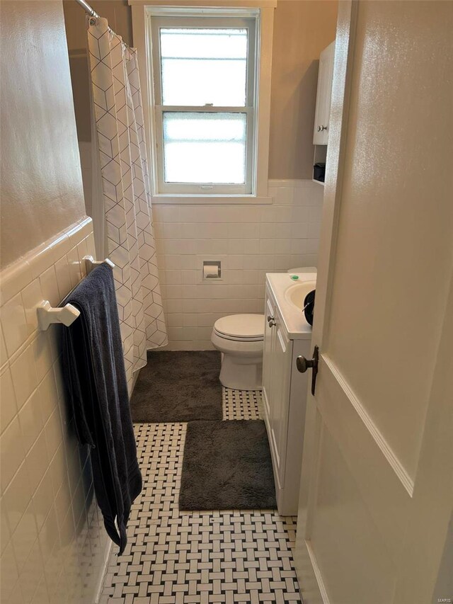 full bath featuring tile patterned flooring, a shower with curtain, tile walls, and toilet