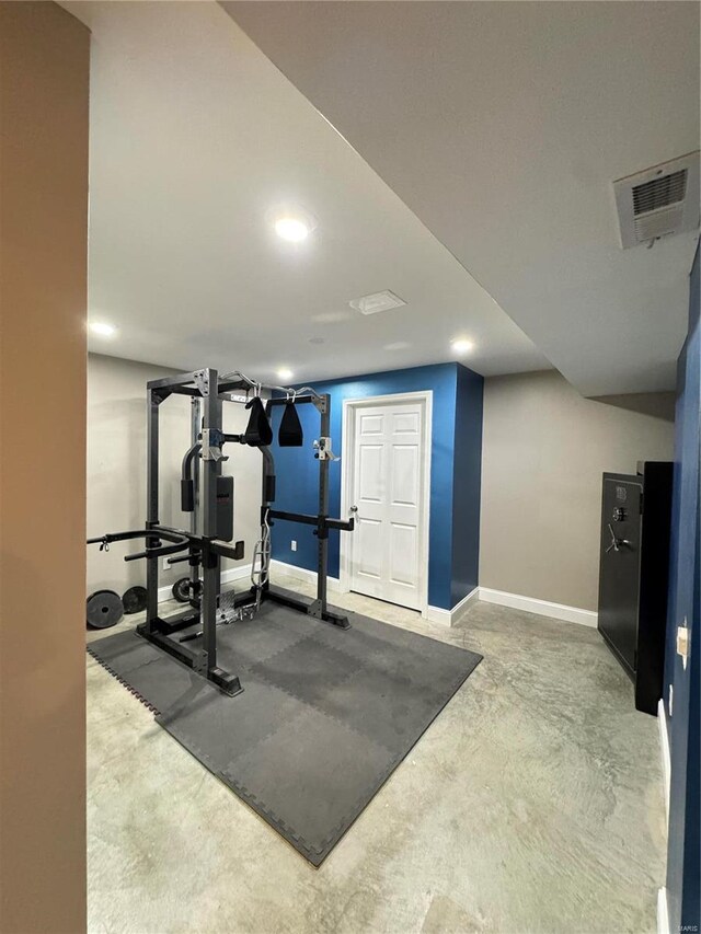 exercise area featuring baseboards and visible vents