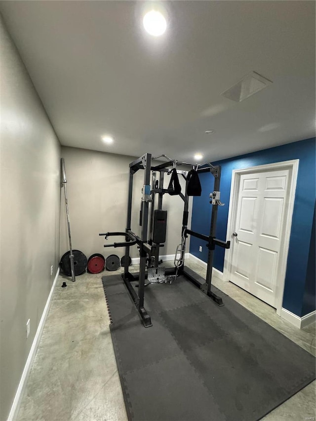 workout room with baseboards