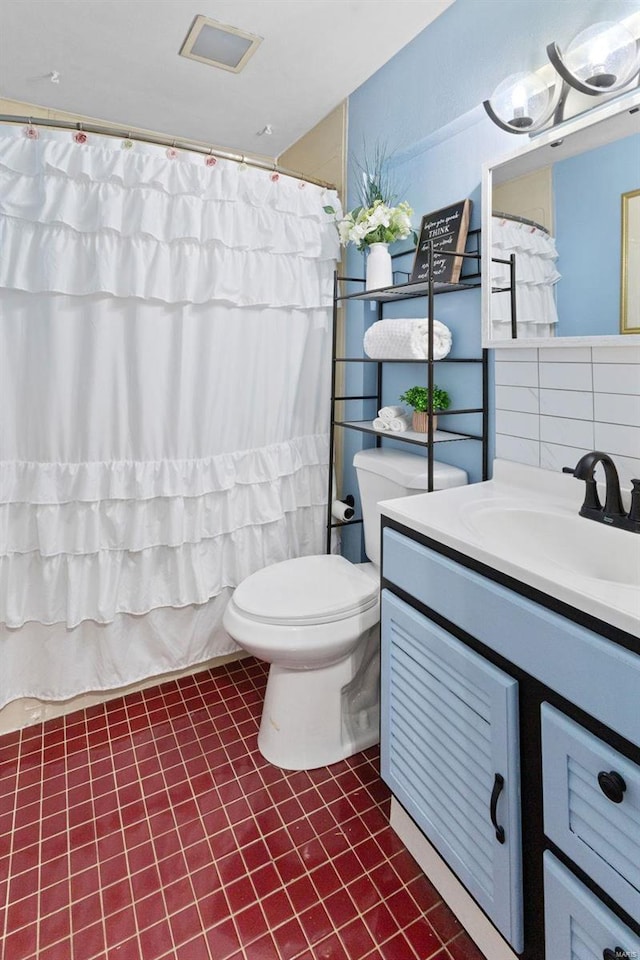 full bath featuring a shower with shower curtain, decorative backsplash, toilet, and vanity