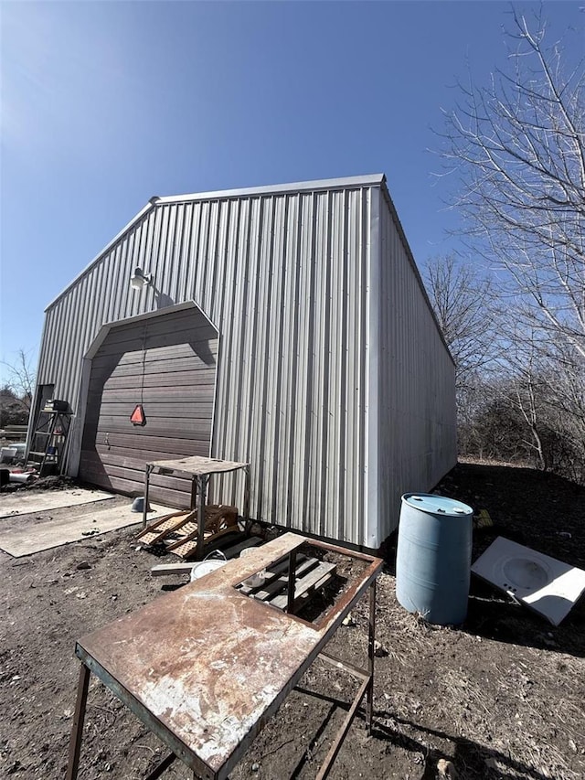 view of outdoor structure with an outbuilding and driveway