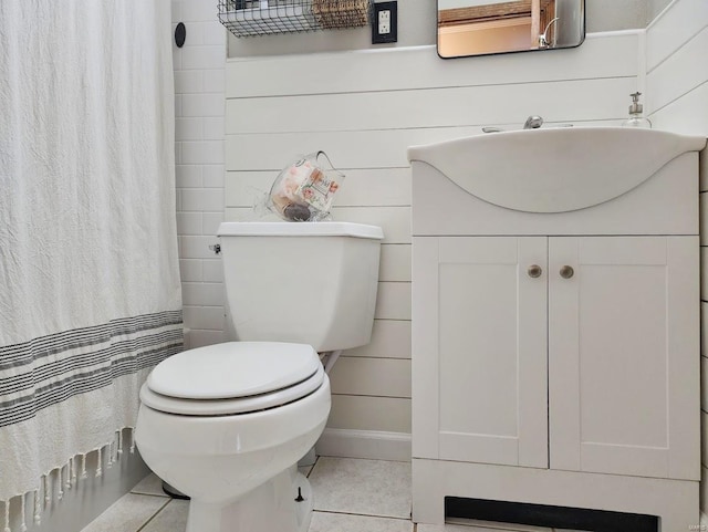 bathroom featuring tile patterned flooring, a shower with shower curtain, vanity, and toilet