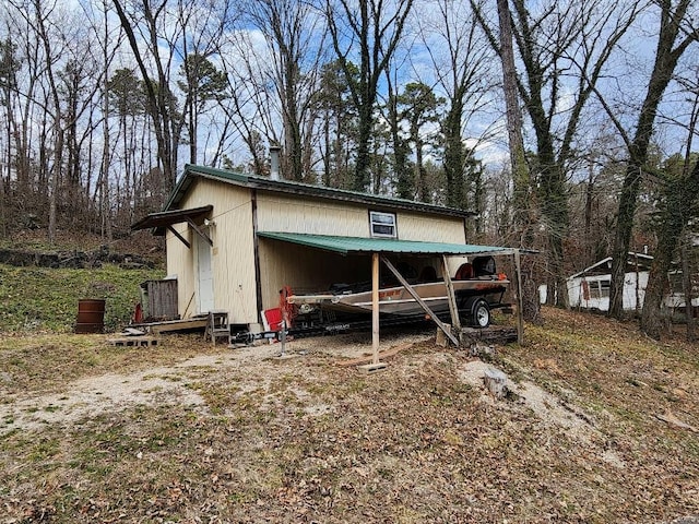 view of outdoor structure with a carport and an outdoor structure