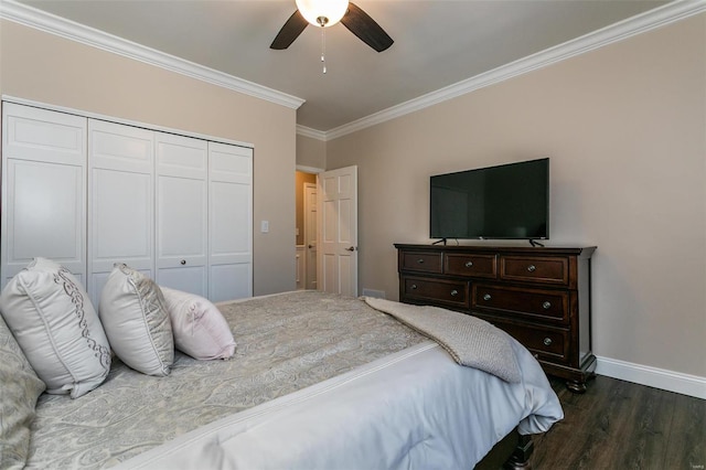 bedroom featuring ceiling fan, baseboards, a closet, dark wood finished floors, and crown molding