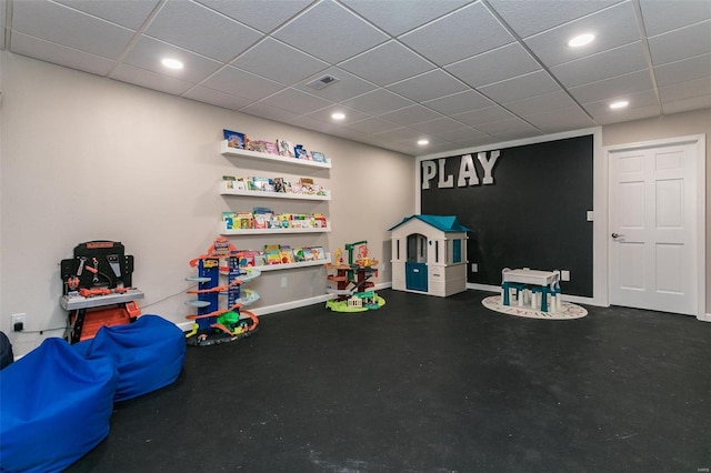 rec room with baseboards, visible vents, a drop ceiling, and recessed lighting