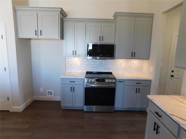 kitchen featuring stainless steel range with electric stovetop, dark wood finished floors, decorative backsplash, and gray cabinetry