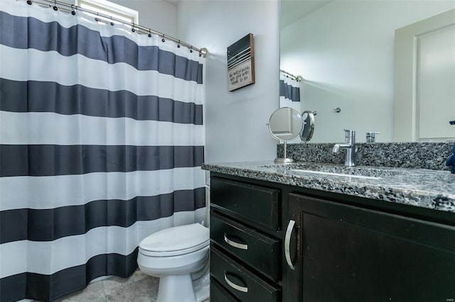 full bathroom featuring toilet, curtained shower, and vanity