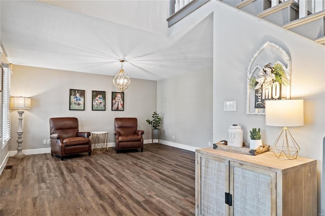 sitting room featuring dark wood-style floors, visible vents, an inviting chandelier, and baseboards