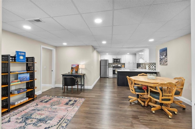 dining room with baseboards, visible vents, dark wood-style flooring, and recessed lighting