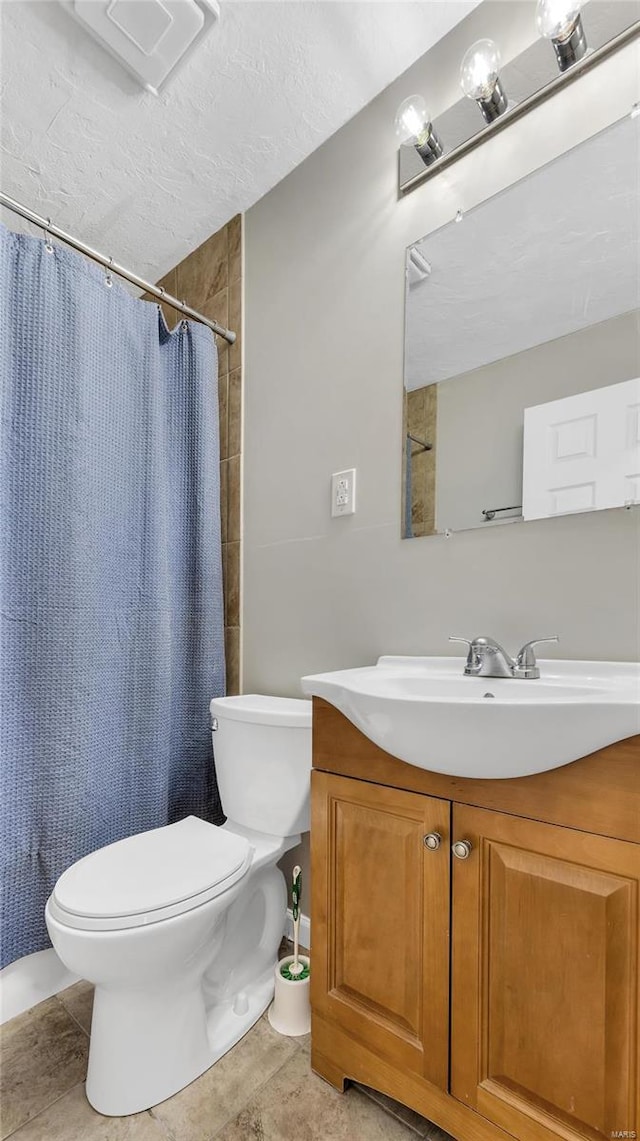 full bathroom featuring vanity, toilet, and a shower with curtain