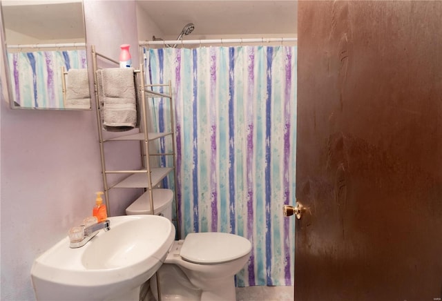 full bathroom featuring a shower with shower curtain, a sink, and toilet