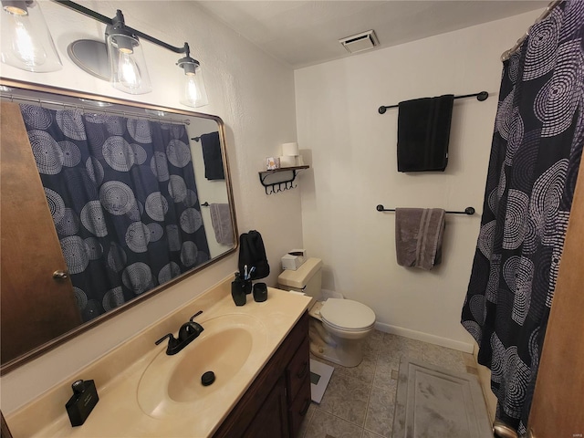 bathroom with toilet, a shower with shower curtain, vanity, visible vents, and baseboards