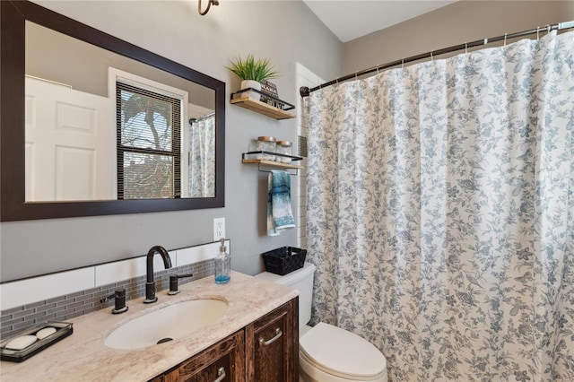 full bathroom featuring backsplash, toilet, vanity, and a shower with curtain