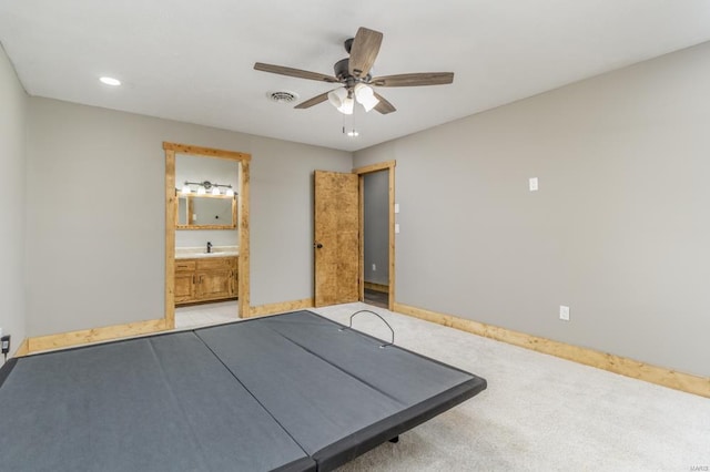 workout area featuring carpet floors, visible vents, a ceiling fan, a sink, and baseboards