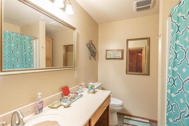 full bath featuring toilet, curtained shower, vanity, and visible vents