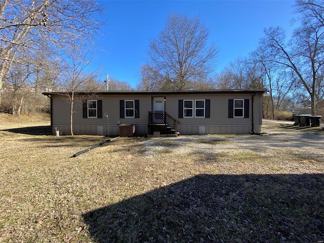 manufactured / mobile home featuring driveway