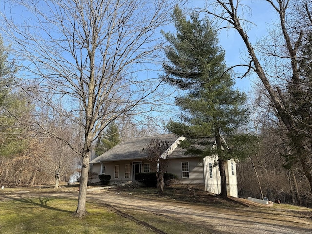 view of front of house featuring driveway and a front yard