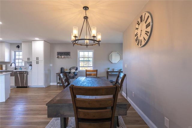 dining area featuring a healthy amount of sunlight, light wood-type flooring, baseboards, and recessed lighting