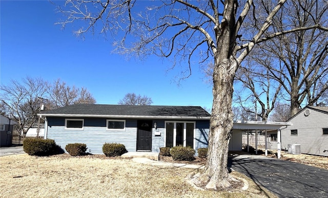 view of front of house with an attached carport and driveway