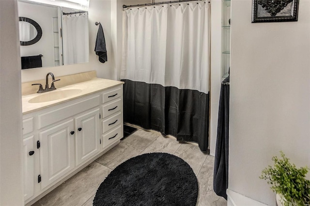 bathroom featuring a shower with shower curtain and vanity