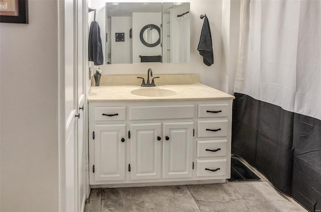 full bath featuring curtained shower and vanity