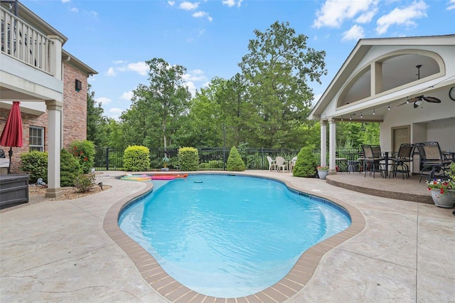 view of pool featuring a fenced in pool, a ceiling fan, a fenced backyard, a patio area, and outdoor dining space