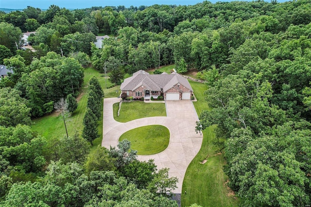 birds eye view of property featuring a forest view