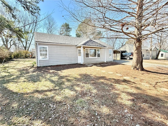 view of front of property featuring a shingled roof