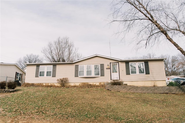 manufactured / mobile home featuring entry steps and a front lawn