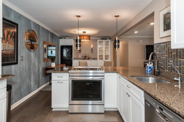 kitchen with stainless steel appliances, dark wood-type flooring, a sink, and crown molding