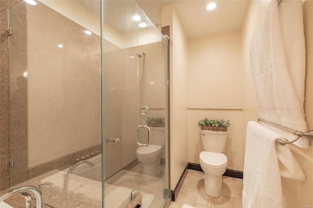 full bathroom featuring toilet, a stall shower, and baseboards