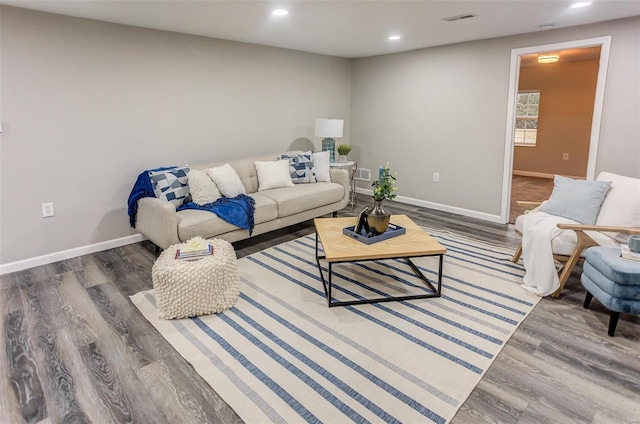 living room featuring recessed lighting, visible vents, baseboards, and wood finished floors