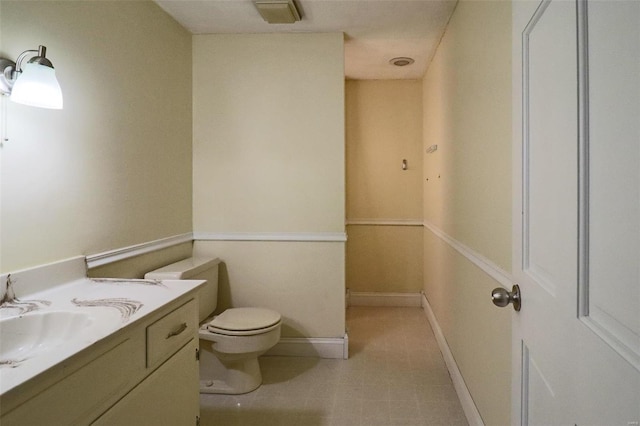 bathroom with visible vents, toilet, vanity, and baseboards