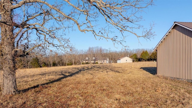 view of yard featuring an outdoor structure